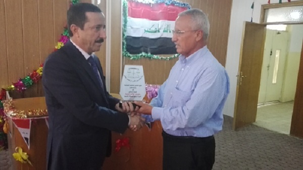 الاستاذ الدكتور حمدي صالح مجيد يتسلم درع كلية القانون والعلوم السياسية بمناسبة احالته الى التقاعد لبلوغه السن القانوني